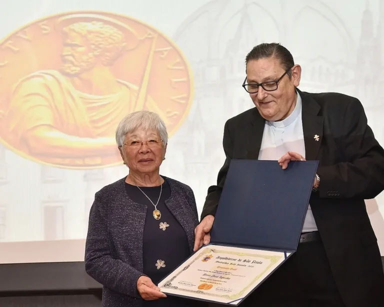 Maria Norie Igarashi, agente da Pastoral da Saúde e dos Enfermos, recebe a medalha São Paulo 2026